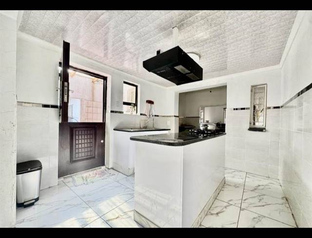6 BEDROOM HOUSE FOR SALE IN GLENVISTA
